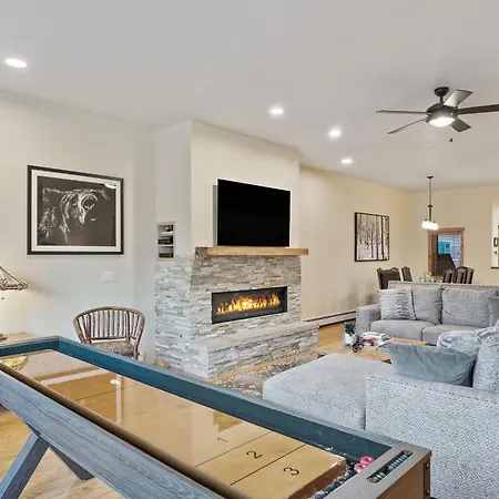 Villa Shuffleboard Table - Modern Kitchen - Garage - Hot Tub